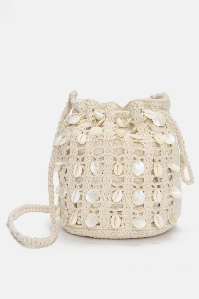 Crochet bucket bag with seashells